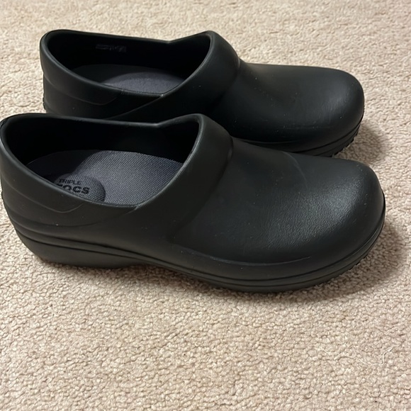 Crocs Women's Shoe Size 8 Black Triple Comfort Slip On Clogs Slip Resistant EUC - Picture 4 of 8